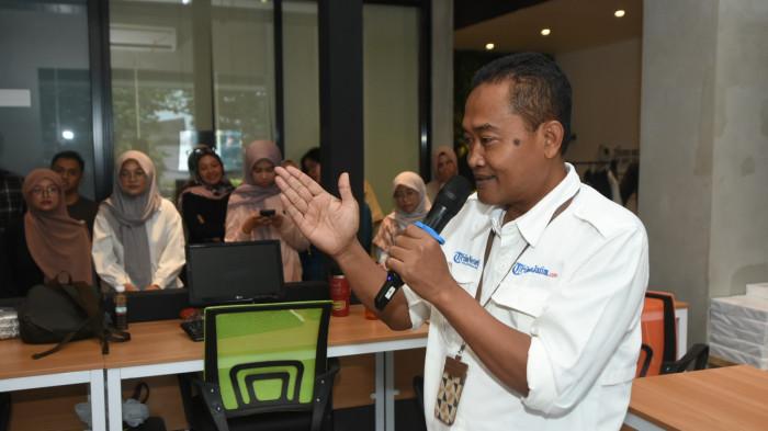 BERI SEMANGAT - Tri Mulyono, Pemred Tribun Jatim Network saat memberi sambutan dalam acara Hari Ulang Tahun (HUT) TribunJatim.com yang ke-9 dan TribunMadura.com yang ke-7,  di Kantor Tribun Jatim Network Jalan Kendangsari, Rabu, (11/2/2026).