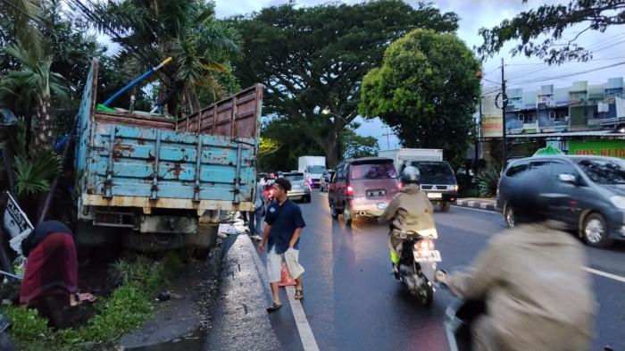 REM BLONG - Truk rem blong tewaskan satu orang usai menabrak dua sepeda motor dan dua mobil di depan Masjid Putih Daarusshalikhin pada Rabu (18/2/2026).