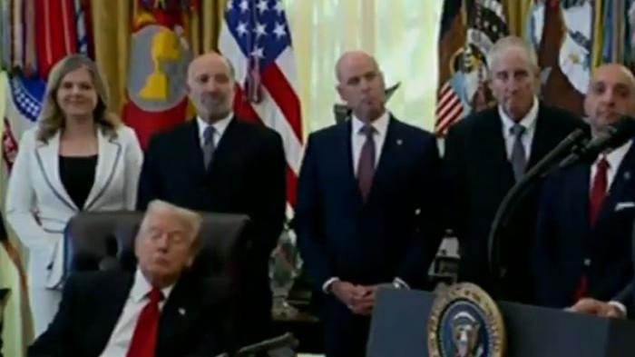 TRUMP TERTIDUR - Tangkapan layar video viral Presiden Amerika Serikat (AS), Donald Trump memejamkan mata saat pejabat berpidato di Gedung Putih. Trump tampak mengucek matanya beberapa kali seolah menahan kantuk, Selasa (11/11/2025). Pihak Gedung Putih pun membantah Trump tertidur.