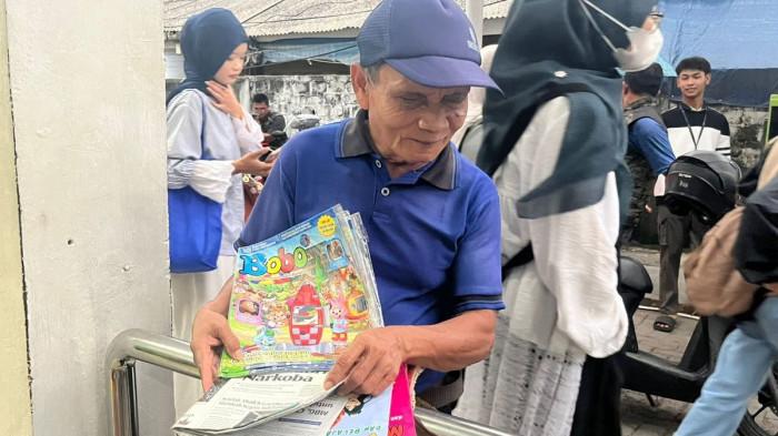 Anen Tak Sudi Ngemis Sejak 1981, Kerja Jual Koran dan Majalah Meski Buta, Hapal Tekstur Tiap Kertas
