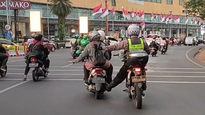 VIRAL Polantas Stut Motor Pasutri Sepulang Kerja yang Mogok di Bundaran Waru Surabaya