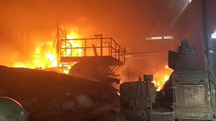 BREAKING NEWS: Gudang Pupuk di Jalan Jawar Surabaya Terbakar, Damkar Kerahkan 12 Truk Pemadam