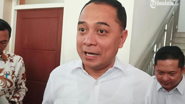 BERI PENJELASAN - Wali Kota Surabaya Eri Cahyadi saat memberikan penjelasan di Surabaya beberapa waktu lalu. Wali Kota Eri menjelaskan bahwa proyek pembangunan saluran untuk mengantisipasi genangan akan berlanjut pada 2026 mendatang. 