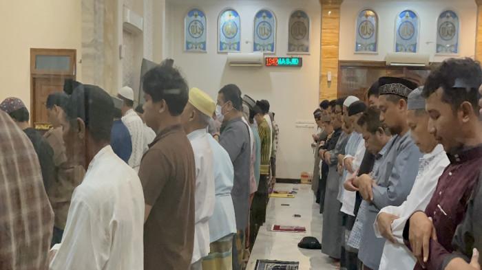 TARAWIH PERDANA - Warga Muhammadiyah saat melaksanakan Salat Tarawih perdana di Masjid Al-Badar Surabaya, Selasa (17/2/2026) malam. Masjid ini berada di lingkungan kantor PW Muhammadiyah Jawa Timur. 