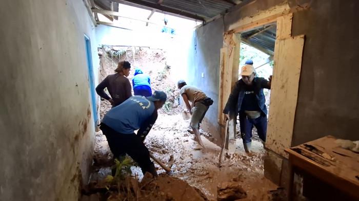 Edi Hanya Bisa Pasrah Rumahnya di Madiun Rusak Diterjang Tanah Longsor, Dapur dan Kamar Mandi Hancur