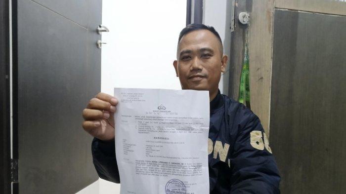 MENOLONG MALAH JADI TERSANGKA - Satpam Perum Genting Puri Baros Kota Sukabumi, Apri Nasrulloh menunjukkan bukti penetapan tersangka oleh penyidik Polsek Baros, Selasa 17 Juni 2025. Ia berharap polisi bisa melindunginya.