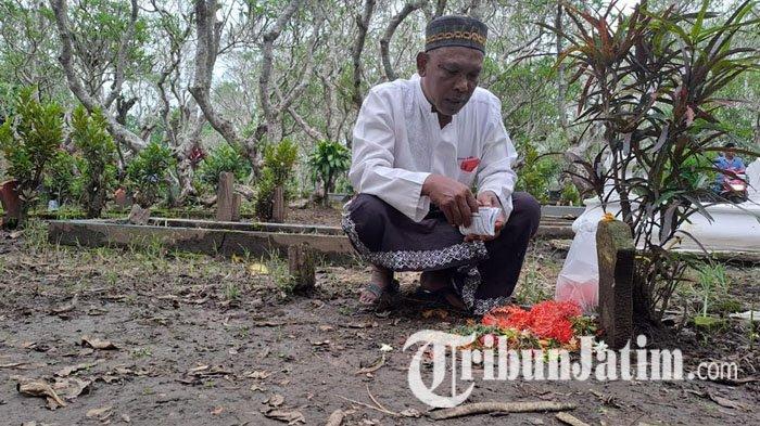 Jelang Ramadan 2024, Banyak Warga Ziarah Kubur di TPU Mojosari Malang