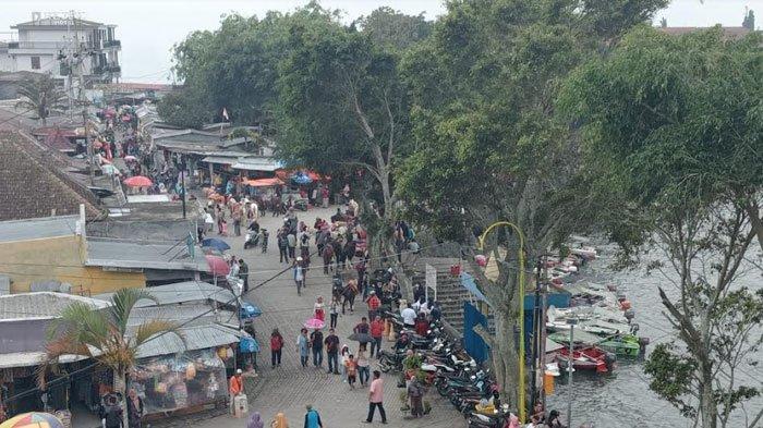 Pemandangan para wisatawan ketika mengunjungi Telaga Sarangan Magetan yang diprediksi bakal dipadati 100 ribu orang saat libur natal dan tahun baru