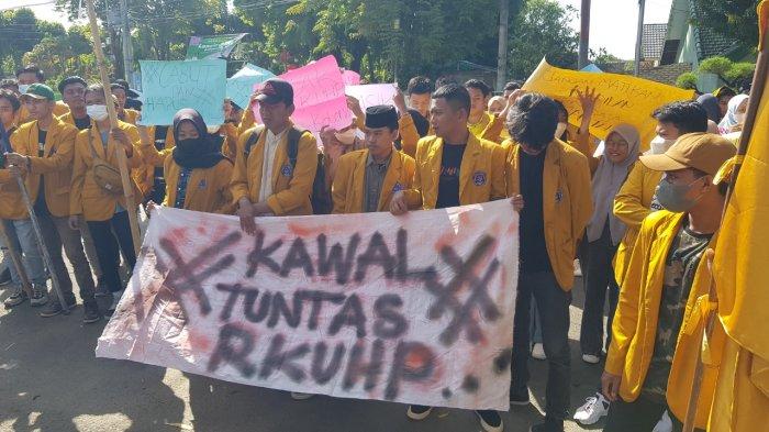 Mahasiswa di Madura Gelar Demonstrasi di Depan Kantor DPRD Sumenep, Tolak RKUHP