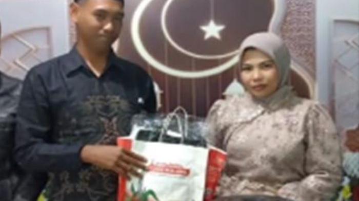 MAHAR UNIK - Choirul Ricky Angkoso (39), seorang pemuda asal Desa Bulukandang, Kecamatan Prigen, Kabupaten Pasuruan, saat menikahi istrinya, Wiwid (36), asal Kabupaten Probolinggo, Jumat (7/11/2025). Choirul memberikan mahar sound horeg yang merupakan permintaan sang istri.