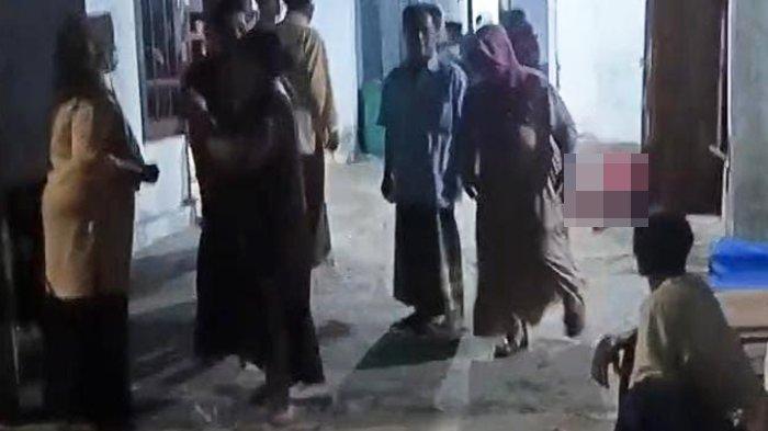 MEMBUNUH IBU KANDUNG - Imam Ghozali ditangkap polisi usai membunuh ibu kandungnya, Susiyanti di rumahnya, Dusun Kertonegoro Selatan, Desa Kertonegoro, Kecamatan Jenggawah, Kabupaten Jember, Jawa Timur, Selasa (4/11/2025). Kapolsek Jenggawah, AKP Eko Basuki Teguh mengungkapkan, insiden pembunuhan tersebut terjadi ketika korban mengantarkan makanan kepada pelaku.