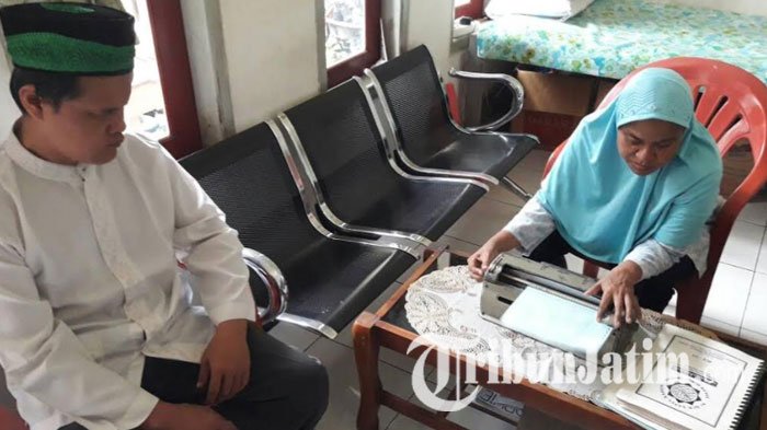 Suami Istri Tuna Netra Berjuang Bikin Al Quran Braille Secara Manual, Terharu, Alasannya Sederhana