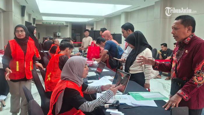 ANTUSIAS - Tampak peserta RS BHC Run 2026 mulai antusias mengambil RPC pada hari pertama, Kamis (5/2/2026).
