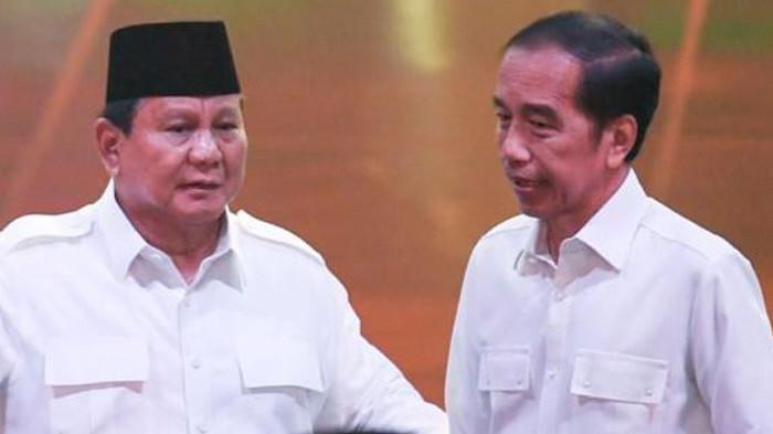 ARTI NAMA HOPENG - Foto arsip Presiden RI, Prabowo Subianto bersama Presiden ke-7 RI, Joko Widodo saat perayaan HUT Ke-17 Partai Gerindra di Sentul International Convention Center, Bogor, Jawa Barat, Sabtu (15/2/2025). Prabowo baru-baru ini menyebut Jokowi dengan nama hopeng.