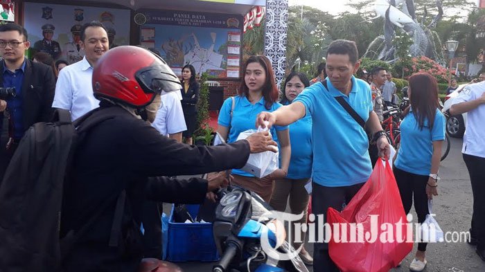 VIDEO: Sambut Ramadan, IHGMA Chapter Jatim Bagi-bagi 600 Takjil di Depan KBS Surabaya