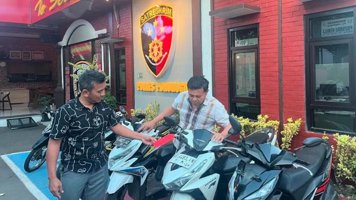 BARANG BUKTI - Kanit Pidum Satreskrim Polres Ponorogo Iptu Bambang (kemeja kotal-kotak) dan  Kanit PPA Satreskrim Polres Ponorogo, Ipda Dwi (kemeja warna hitam) saat melihat barang bukti curanmor di Mapolres Ponorogo, Jalan Bhayangkara, Kelurahan Banyudono, Kecamatan/Kabupaten Ponorogo, Jatim, Jumat (29/5/2026). 2 Curanmor digulung oleh rim URC Satreskrim Polres Ponorogo yang baru dibentuk.