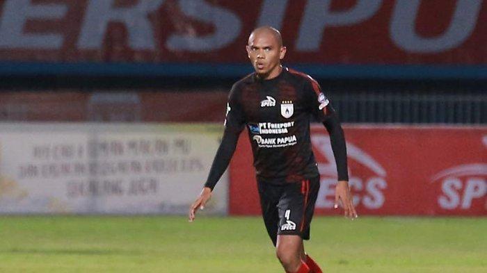 Riccardo Salampessy bermain untuk Persipura Jayapura.