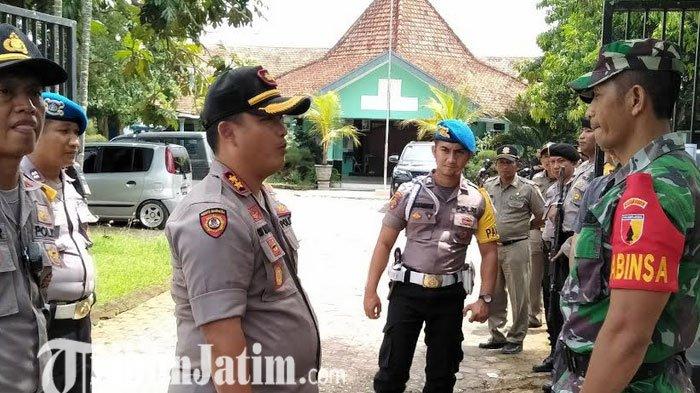 TNI/Polri Bersenjata Laras Panjang Amankan Kotak Suara di Kantor PPK Bangkalan