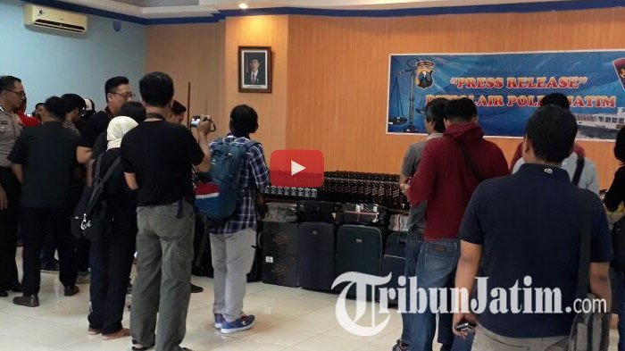 VIDEO: Banyak Botol Miras Dijadikan Barang Bukti oleh Ditpolair Polda Jatim Usai Tangkap 2 Pelaku