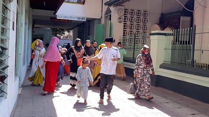 Peziarah saat kunjungi Kawasan Wisata Religi Makam Sunan Ampel Surabaya