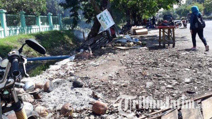 Nasib Pedagang Es Kelapa Muda di Menur Belum Jelas Sejak Digusur, Begini Komentar Camat Mulyosari