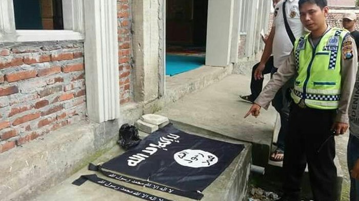 Warga Desa Gondang, Kabupaten Mojokerto Gempar karena Ditemukan Bendera ISIS di Depan Pintu Masjid