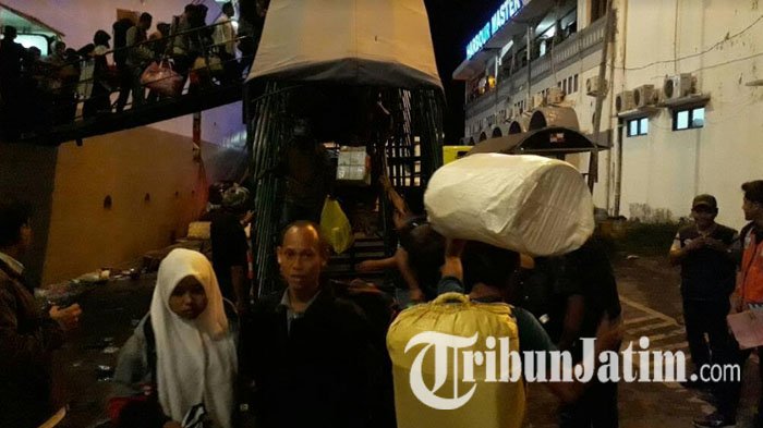 Sejumlah porter atau buruh angkut barang saat mengangkut barang-barang milik penumpang di Pelabuhan Tanjung Perak, pada Sabtu (24/6/2017)