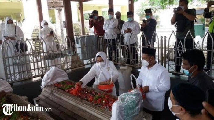 Bupati Gresik, Fandi Akhmad Yani dan Wakil Bupati Gresik, Aminatun Habibah saat berkunjung ke makam Syech Maulana Malik Ibrahim, Senin (8/3/2021).