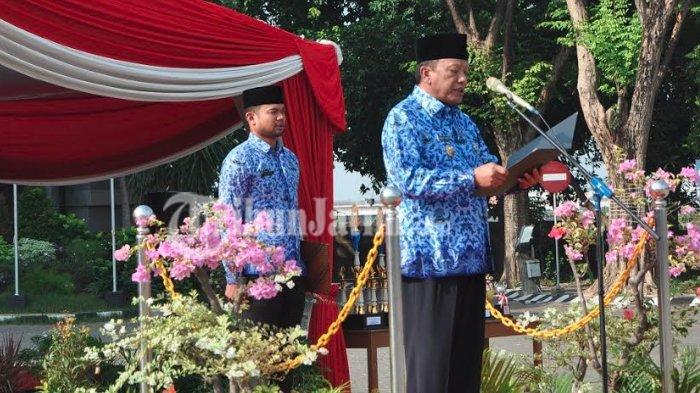 Sambari Halim Radianto dikenal sebagai sosok Bupati Gresik dua periode yang berasal dari keluarga sederhana. Pernah mengalami kesulitan ekonomi sejak kecil, Sambari kemudian sukses meniti karier politik dan membangun berbagai infrastruktur penting di Kabupaten Gresik.