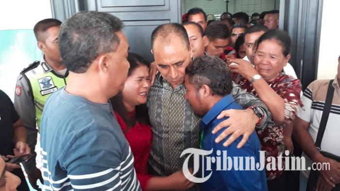 VIDEO: Bupati Ngada Nonaktif, Marianus Sae Disambut Pelukan dan Tangis Keluarga Seusai Sidang Vonis