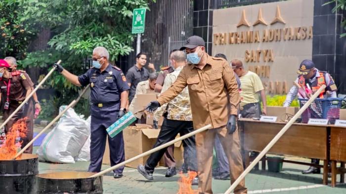 Musnahkan Rokok Tanpa Cukai, Bupati Mas Rusdi: Pasuruan Tak Boleh Jadi Sasaran Barang Ilegal