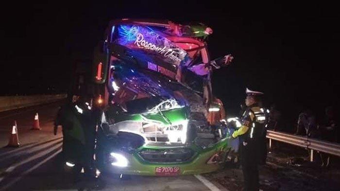 Bus Hantam Truk Muatan Kemiri di Tol Nganjuk-Madiun, Bodi Kendaraan Ringsek, 5 Penumpang Luka