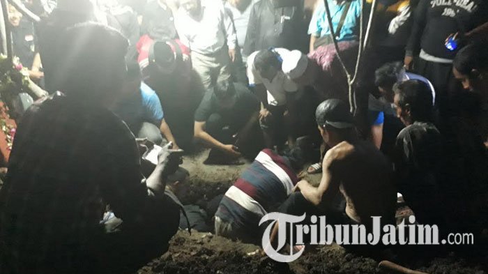 Rekan Sesama Pelawak Turut Mengantar Jenazah Cak Priyo Aljabar ke Pemakaman
