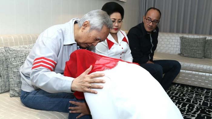 Puti Sungkem Ayahnya Sebelum Debat, Pesan Guntur: Dalam Debat, Jangan Lembek!