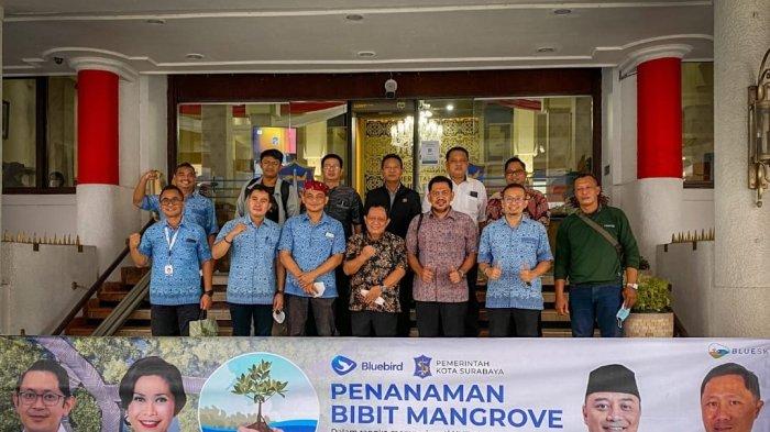 Cegah Kerusakan Ekosistem Laut, Bluebird Serahkan 5000 Tanaman Mangrove kepada Pemkot Surabaya