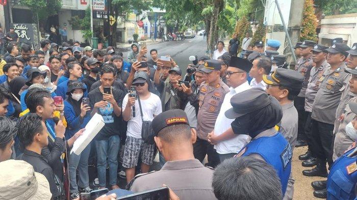 Massa PMII Ngluruk ke Kantor Kejaksaan dan Gedung DPRD Lamongan, ini Tiga Tuntutannya