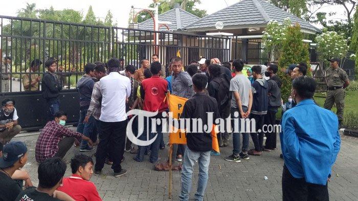 Puluhan Mahasiswa PMII Demo Kantor Pemkab Gresik, Minta Kasus HAM Dituntaskan