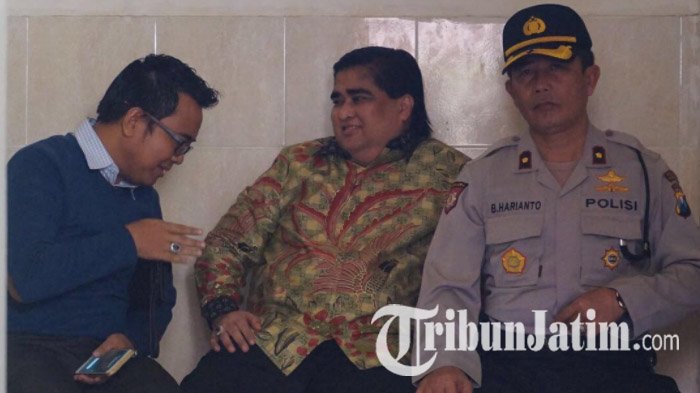 Inilah Enam Foto Ekspresif Dimas Kanjeng Saat Divonis 18 Tahun Penjara