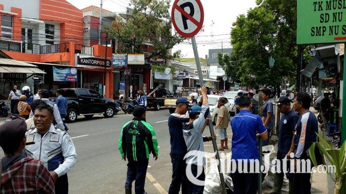 Dianggap Ganggu Lalu Lintas, Parkir Liar di Depan Kantor Grab Ditertibkan Dishub Kota Malang