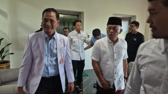 TERKAYA - Direktur RSUD dr Harjono Ponorogo, dr Yunus Mahatma bersama Bupati Ponorogo Sugiri Sancoko di RSUD dr Harjono Ponorogo, Jalan Raya Ponorogo-Pacitan, Kelurahan Paju, Kecamatan/Kabupaten Ponorogo, Jatim, Selasa (14/10/2025). Jabatannya memang direktur, namun dari Laporan Harta Kekayaan Penyelenggara Negara (LHKPN) lebih kaya dibanding Bupati Ponorogo Sugiri Sancoko dan Sekda Ponorogo Agus Pramono. 