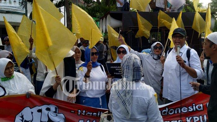 Emak-emak Geruduk KPU Surabaya, Tuntut Situng KPU Dihentikan dan Autopsi Petugas Pemilu yang Wafat