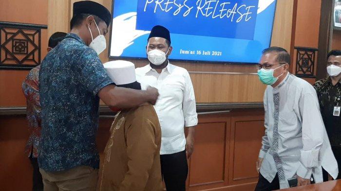 Kedua Orang Tua Meninggal karena Covid-19, Bupati Gresik Jamin Pendidikan Bocah 11 Tahun hingga S1