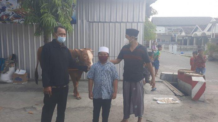Bupati Gresik Beri Seekor Sapi untuk Fakhrur Bocah Yatim Piatu karena Covid-19