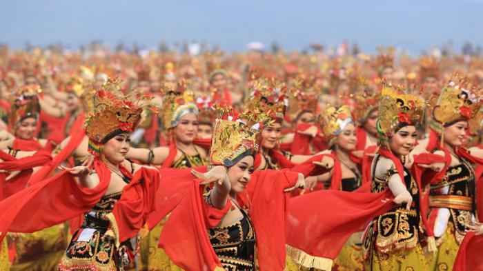 LARIS MANIS - Festival Gandrung Sewu 2025 sukses memukau ribuan masyarakat di Pantai Marina Boom, Banyuwangi, Sabtu (25/10/2025). Ratusan pelaku UMKM yang berjualan di sekitar pelaksanaan Gandrung Sewu mendulang rezeki. 