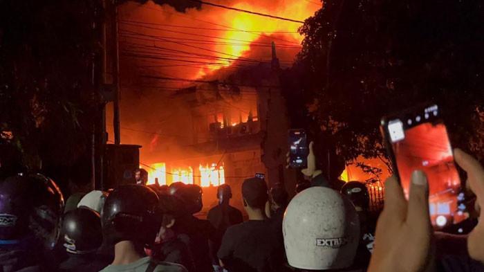 BAKAR - Massa aksi membakar gedung DPRD Kota Kediri yang berlokasi di Jl Mayor Bismo Kecamatan Mojoroto, Kota Kediri, Sabtu (30/8/2025) malam. Massa sempat menggeruduk Mapolres Kediri Kota.