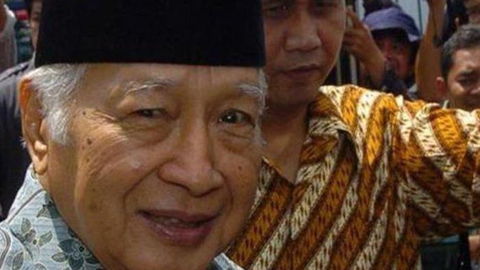 GELAR PAHLAWAN NASIONAL - Foto arsip Presiden ke-2 RI, Soeharto. Pengusulan Soeharto sebagai Pahlawan Nasional mendapat penolakan sejumlah pihak dikarenakan adanya sejumlah catatan pelanggaran hak asasi manusia (HAM) pada masa lalu. Pengamat menyebut Soeharto lebih tepat diberi gelar Pahlawan Kemerdekaan, Sabtu (8/11/2025).