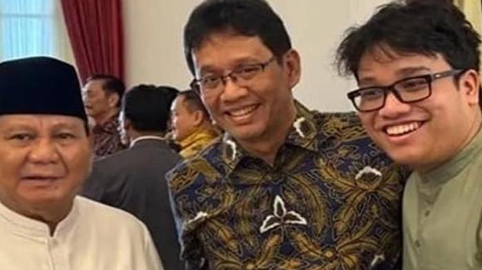 SAYEMBARA - Potret Menteri Keuangan Purbaya Yudhi Sadewa dan putranya, Yudo Sadewa saat berfoto dengan Presiden Prabowo Subianto. Yudo membuka sayembara berhadiah besar untuk mengungkap identitas akun yang menghina dan memfitnah keluarganya di media sosial.