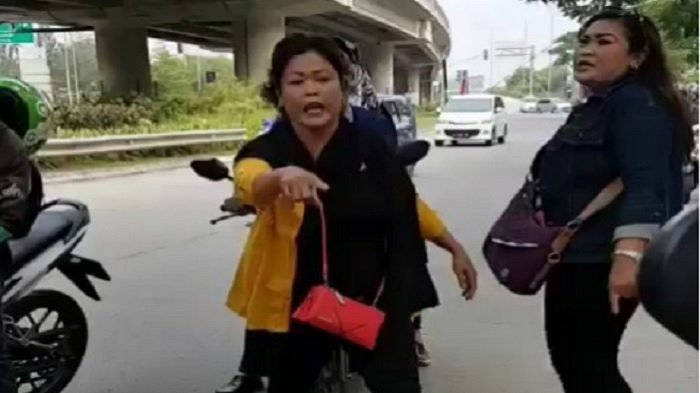 Video Ibu-ibu Matic Berantem di Pinggir Jalan Viral, Tetap Cekcok Meski Dilerai Driver Ojek Online