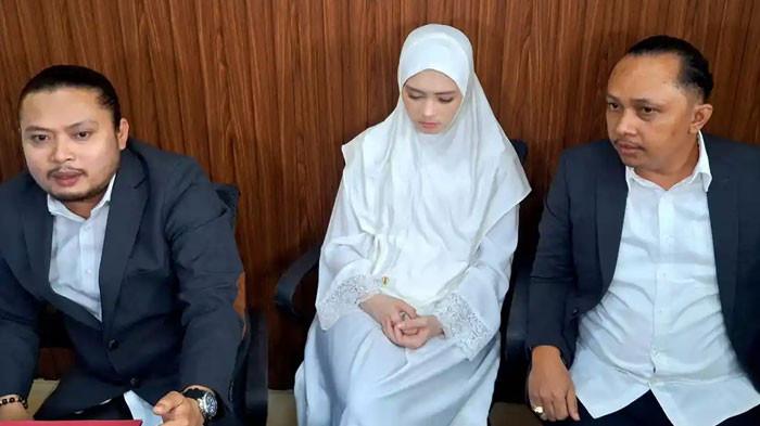 IDENTITAS PENYEBAR CCTV - Selebgram Inara Rusli didampingi kuasa hukumnya Putra Kurniadi dan Andi Taslim saat jumpa pers di Pluit, Jakarta Utara, Jumat (28/11/2025). dentitas para penyebar rekaman CCTV di rumah Inara Rusli telah terungkap dan total ada enam orang yang diduga menjadi pelakunya. Nama Virgoun, mantan suami Inara Rusli ikut terseret dan disebut turut sebagai terduga.