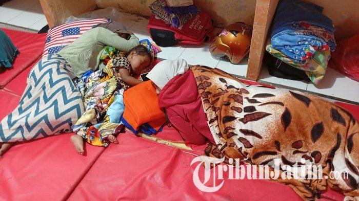 PENGUNGSIAN - Suasana pengungsian di posko SMPN 2 Pronojiwo Lumajang, Jawa Timur, Sabtu (22/11/2025). Tampak warga terdampak erupsi Gunung Semeru sedang terlelap tidur.